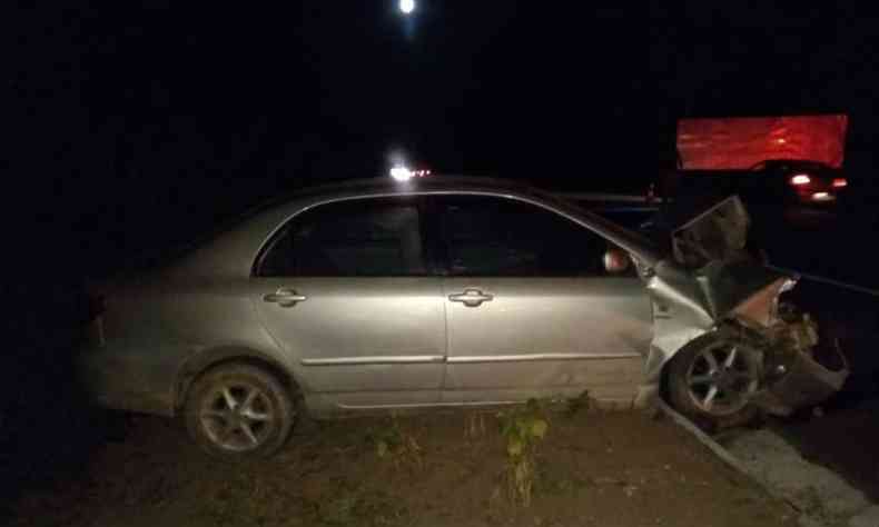 Com o impacto, o Corolla foi parar fora da rodovia(foto: Polcia Rodoviria Federal (PRF) / Divulgao)