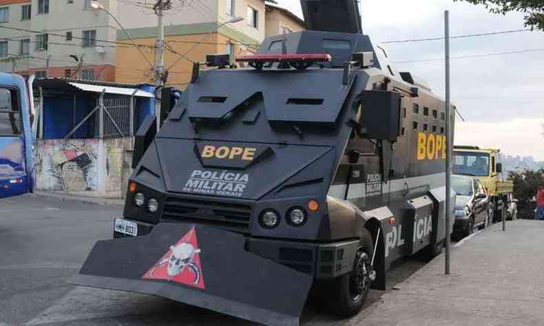 Veculo blindado ficou estacionado na Praa do Cardoso pronto para ser usado em situao crtica(foto: Tlio Santos/EM/D.A.Press)