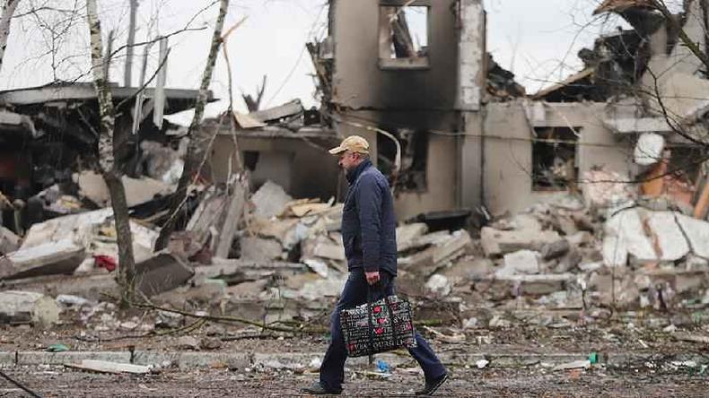 Um homem passa por prdios destrudos que foram atingidos por bombardeios na pequena cidade de Borodyanka, perto de Kiev, na Ucrnia - 3 de maro de 2022