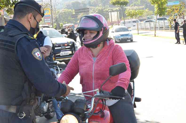 Guardas Municipais orientaro motociclistas como se proteger das linhas cortantes(foto: Prefeitura de Betim/Divulgao)