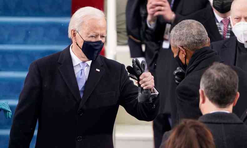 Joe Biden recebeu os cumprimentos de Barack Obama, de quem foi vice-presidente(foto: PATRICK SEMANSKY / AFP)