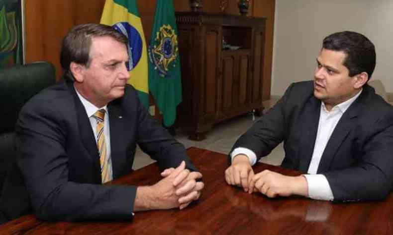 Jair Bolsonaro e Davi Alcolumbre durante reunio, no Palcio do Palcio, nessa quinta-feira (19)(foto: Palcio do Planalto/Divulgao)