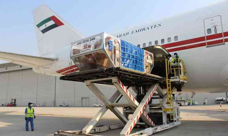 Governo de Dubai carrega avio com ajuda humanitria para o Lbano(foto: AFP / GOVERNMENT OF DUBAI MEDIA OFFICE)
