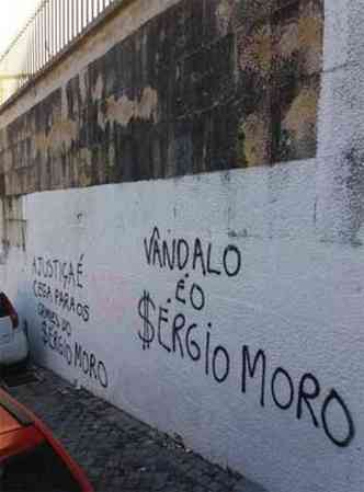 Os muros da universidade amanheceram pichados em protesto contra a presena de Moro(foto: Divulgao)