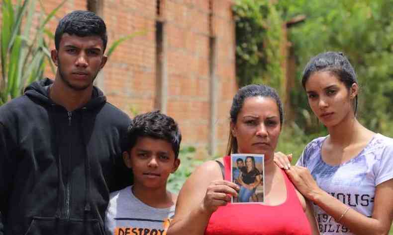 Eronice e os filhos sofrem com informaes erradas sobre localizao do marido, desaparecido na tragdia em Brumadinho(foto: Renan Damasceno/EM/D.A Press)