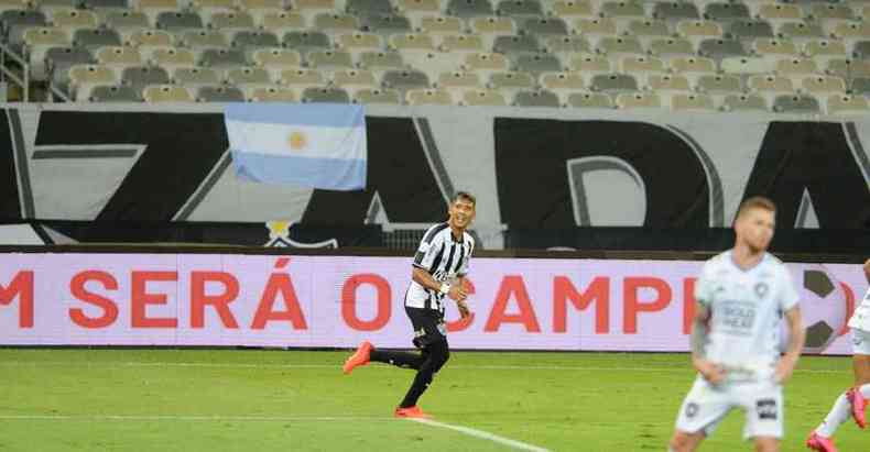 Galo homenageou Maradona. Zaracho jogou, ontem, contra o Botafogo, com a camisa 10 (foto: Alexandre Guzanshe/EM/D.A Press)