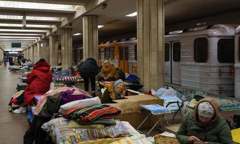 Moradores de Kharkiv, no Leste da Ucrânia, buscam abrigo contra ataque russo em estação de metrô da cidade(foto: Emre Caylak / AFP) Moradores de Kharkiv, no Leste da Ucrânia, buscam abrigo em estação de metrô da cidade