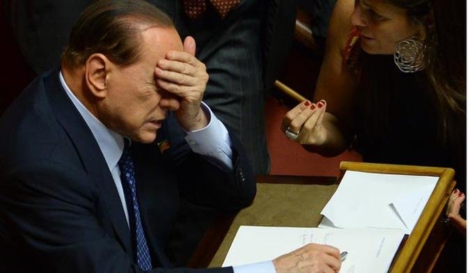 Silvio Berlusconi em 2 de Outubro de 2013. Magnata italiano ano passado perdeu o cargo de primeiro ministro e até o mandato de senador, por condenação de fraude tributária(foto: FILIPPO MONTEFORTE/AFP) Silvio Berlusconi em 2 de Outubro de 2013. Magnata italiano ano passado perdeu o cargo de primeiro ministro e até o mandato de senador, por condenação de fraude tributária(foto: FILIPPO MONTEFORTE/AFP)