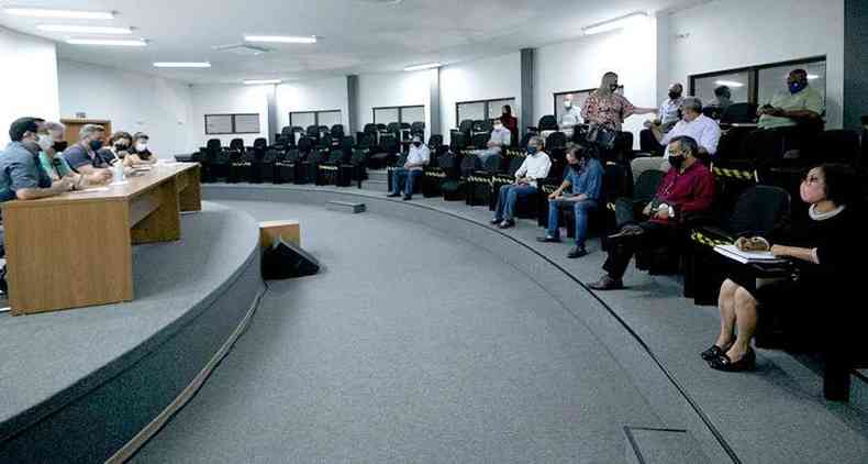 As novas regras de enfrentamento  COVID-19 em Arax foram discutidas e decididas durante reunio com autoridades locais, no auditrio da prefeitura da cidade(foto: Prefeitura de Arax/Divulgao)