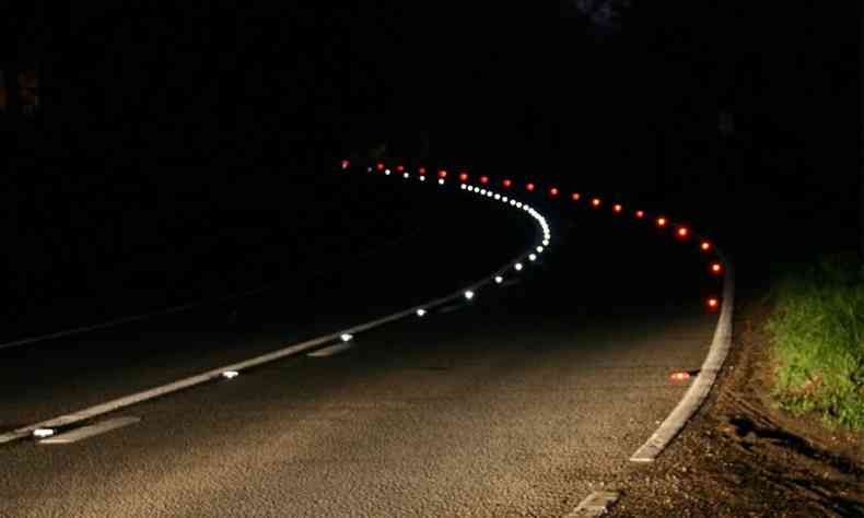 Olhos de gato em estrada: efeito fluorescente.(foto: GreenFlag/Divulgao)