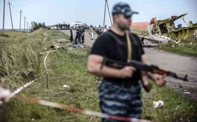 Rebeldes separatistas controlam zona da queda do avio da Malaysia Airlines na Ucrnia(foto: BULENT KILIC / AFP)