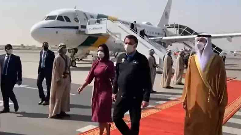 Bolsonaro desembarca em Dubai ao lado de Michelle, ambos de mscaras de proteo