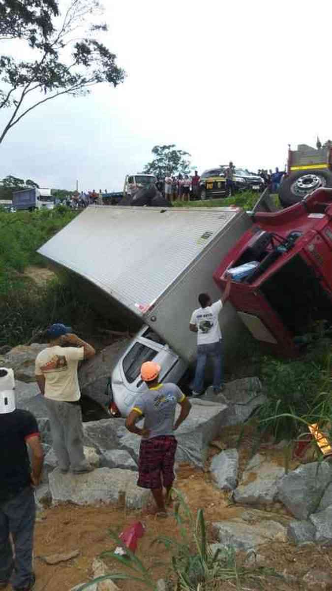 Acidente entre caminho e carro de passeio na BR-381 em CaetMarcos Michelin/EM DA Press