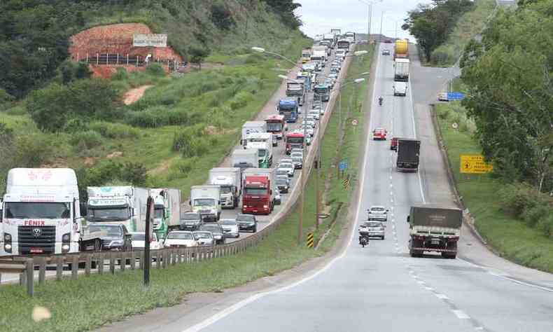 Movimentao na rodovia BR-040, em Ribeiro das Neves, Regio Metropolitana de Belo Horizonte(foto: Edsio Ferreira/EM/DA Press)