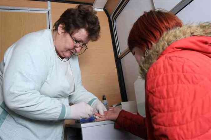 Mulher colhe sangue para teste rpido de HIV e DST's em clnica mvel de Kiev (foto: AFP PHOTO /INTERNATIONAL HIV/AIDS ALLIANS IN UKRAINE)