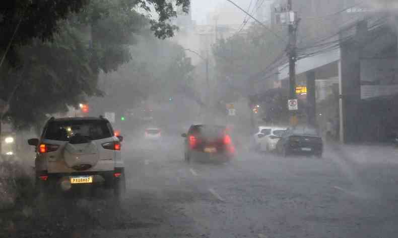 Imagem de forte chuva na capital mineira