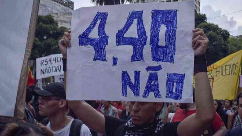 Homem segura cartaz que diz '4,40 no' em protesto contra reajuste de nibus em So Paulo