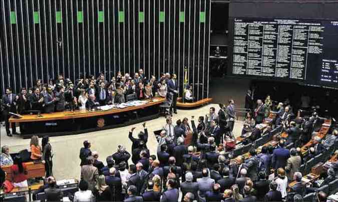 Todas as propostas aprovadas em plenrio pelos deputados, como a que reduz a idade dos candidatos, tero de passar pelo Senado (foto: Alex Ferreira/Agncia Cmara)