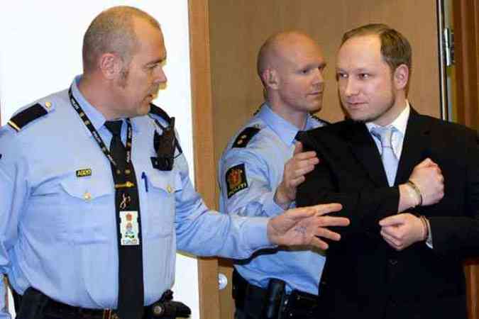 Anders Breivik pediu para ser liberado imediatamente durante julgamento em Oslo, o ativista de direita tambm quer receber uma medalha de honra pelo massacre de 77 pessoas(foto: DANIEL SANNUM LAUTEN / AFP)