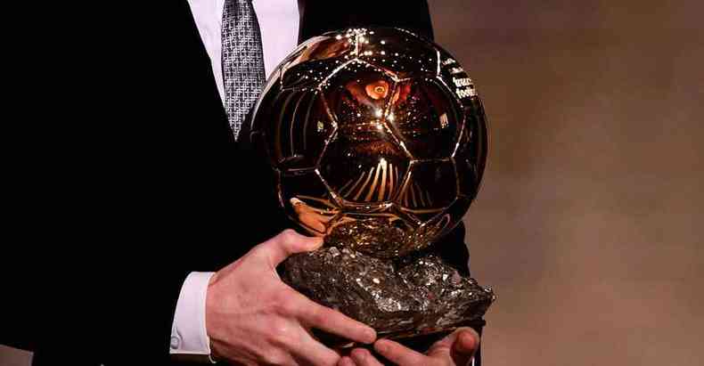 Messi recebeu sua sexta Bola de Ouro da revista France Football(foto: FRANCK FIFE/AFP)