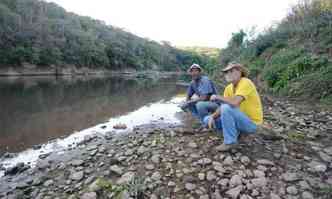 Vorlei Souza e o amigo Hilrio Dias lamentam a situao do Rio das Velhas, em Jaboticatubas(foto: Gladyston Rodrigues/EM/DA Press)