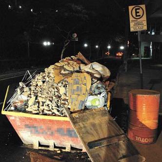 Um dos maiores riscos de acidente causados pelas caçambas é a falta de faixa refletora obrigatória para alertar motoristas à noite, caso do equipamento na raja gabaglia(foto: Marcos Vieira/Em/D.A Press) Um dos maiores riscos de acidente causados pelas caçambas é a falta de faixa refletora obrigatória para alertar motoristas à noite, caso do equipamento na raja gabaglia(foto: Marcos Vieira/Em/D.A Press)