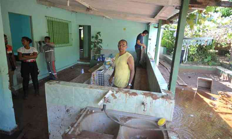 O aposentado Mauro Soares desocupa a casa com o terreno inundado. Pertences vo para um guarda-mveis: 'Fui eu que tive que procurar a Vale'(foto: Alexandre Guzanshe/EM/DA Press)