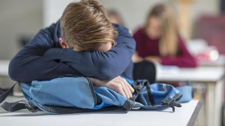 Estudante que cochila nas aulas pode não ser indisciplinado ou preguiçoso - ele simplesmente não tem conseguido dormir o suficiente para sua faixa etária(foto: Getty Images) Estudante dormindo em aula