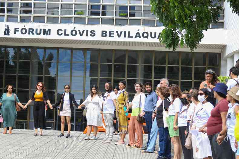 Pessoas de mos dadas diante do Frum Clvis Bevilqua, em Fortaleza (CE), ontem, 24 de junho de 2023