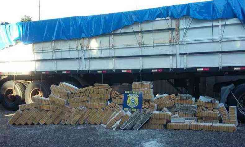 Tabletes de maconha foram encontrados no compartimento de carga de uma carreta(foto: Polcia Rodoviria Federal (PRF) / Divulgao)