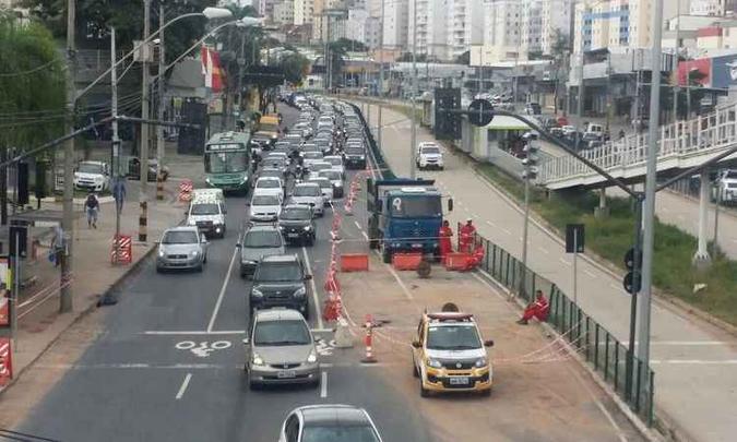 Com as obras, motoristas enfrentam dificuldades no deslocamento pela avenida nesta manhã (foto: Paulo Filgueiras/ EM/ D.A Press) Com as obras, motoristas enfrentam dificuldades no deslocamento pela avenida nesta manhã (foto: Paulo Filgueiras/ EM/ D.A Press)