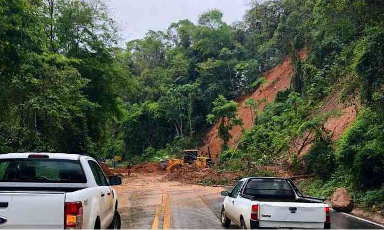 Estrada foi tomada por terra devido ao temporal que atingiu o Esprito Santo(foto: Polcia Rodoviria Federal (PRF) / Divulgao)