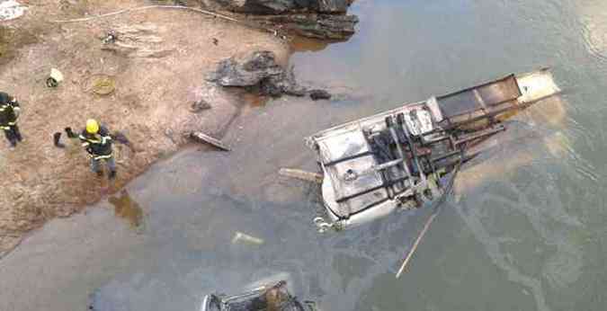 O motorista do veculo morreu e foi encontrado no dia depois do acidente(foto: Corpo de Bombeiros/Divulgao)