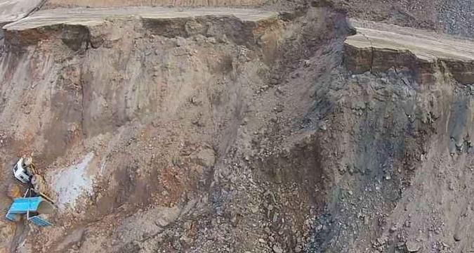 Barragem do Fundão dois dias após o rompimento da estrutura: segundo Secretaria de Meio Ambiente do estado, local não foi liberado pela Defesa Civil(foto: Corpo de Bombeiro/Divulgação) Barragem do Fundão dois dias após o rompimento da estrutura: segundo Secretaria de Meio Ambiente do estado, local não foi liberado pela Defesa Civil(foto: Corpo de Bombeiro/Divulgação)