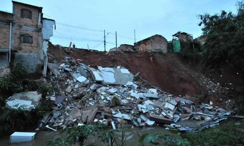 Casas levadas pelo deslizamento de terra em Santa Luzia