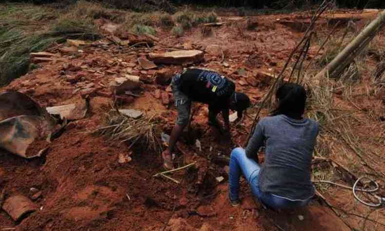 Moradores contam os prejuzos na zona rural de Urucnia(foto: Ramon Lisboa/EM/DA PRESS)