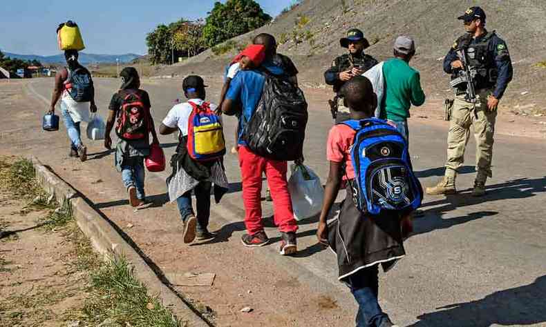 Meninos e meninas esto sem frequentar escolas e sem acesso a cuidados de sade (foto: Nelson Almeida/AFP)