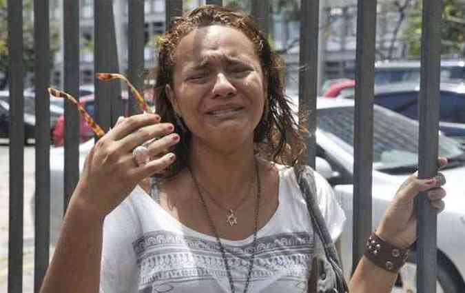 Dominique Matuano se desespera ao encontrar os portes fechados(foto: Abr)