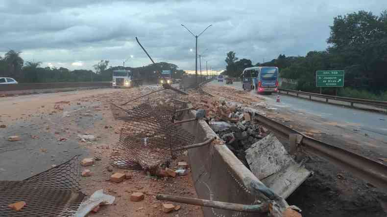 Estado da Rodovia Ferno Dias aps caminho tombar e espalhar carga na pista