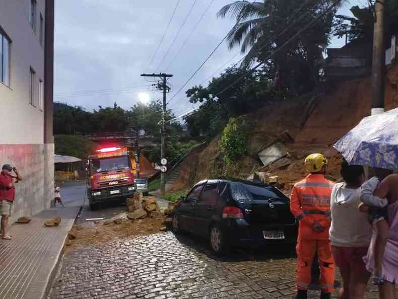 Deslizamento em Leopoldina atinge casa, um carro e a via. Zona da mata foi a mais atingida pelas chuvas bombeiros populares casas calamento
