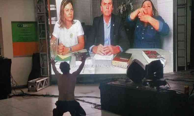 Homem faz reverncia a Jair Bolsonaro durante transmisso da live que o presidente eleito fez pelo Facebook(foto: Lucas Negrisoli/EM)