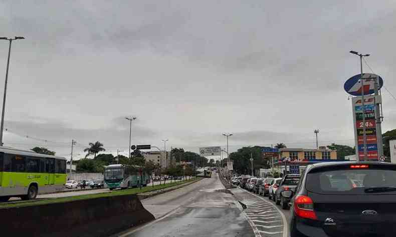 Manh de cu nublado em Belo Horizonte. Na foto, trecho da Avenida Antnio Carlos com trnsito lento(foto: Gladyston Rodrigues/EM/DA Press)