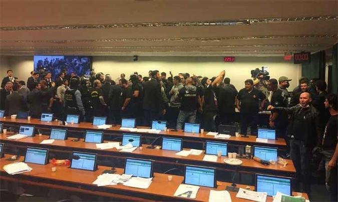 Confusão na noite de quarta-feira (3) durante votação do relatório da reforma da Previdência após os agentes penitenciários invadirem a comissão (foto: Igor Gadelha/Estadão Conteúdo) Confusão na noite de quarta-feira (3) durante votação do relatório da reforma da Previdência após os agentes penitenciários invadirem a comissão (foto: Igor Gadelha/Estadão Conteúdo)