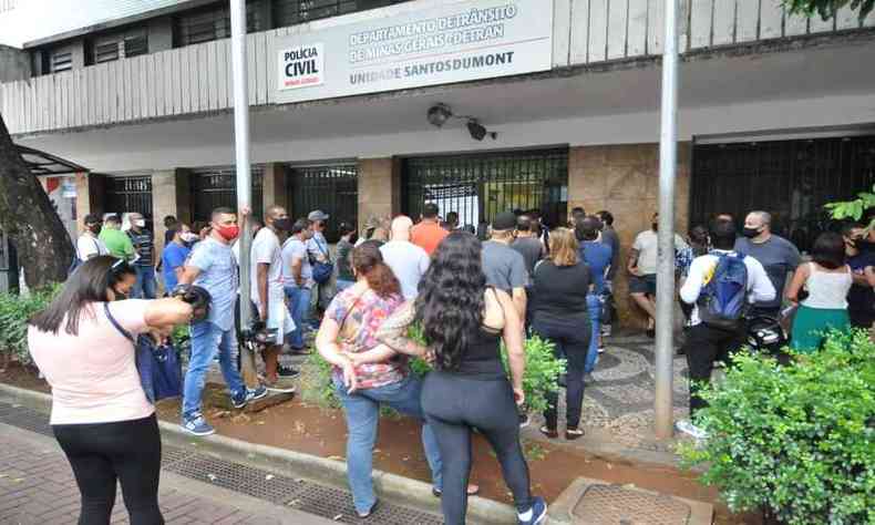 Aglomerao na porta do Detran-MG foi flagrada pelo Estado de Minas(foto: Gladyston Rodrigues/ E.M/ D.A Press)