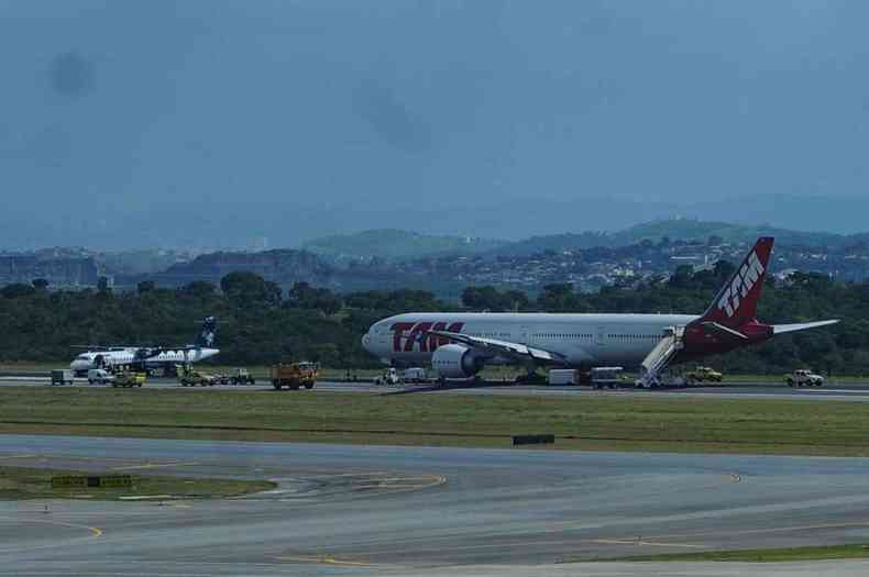 Pouso de emergncia da aeronave que seguia de So Paulo para Londres interditou a nica pista do terminal por mais de 20 horas (foto: Leandro Couri/EM/D.A Press)