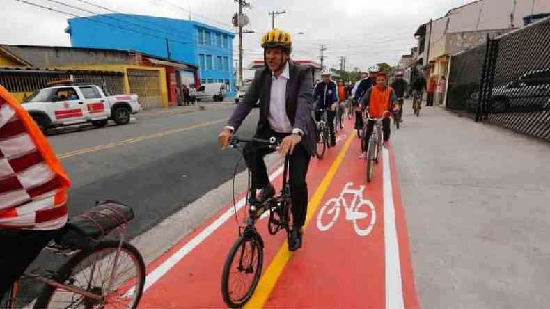 Fernando Haddad pedalando em ciclovia durante sua gesto na Prefeitura de So Paulo