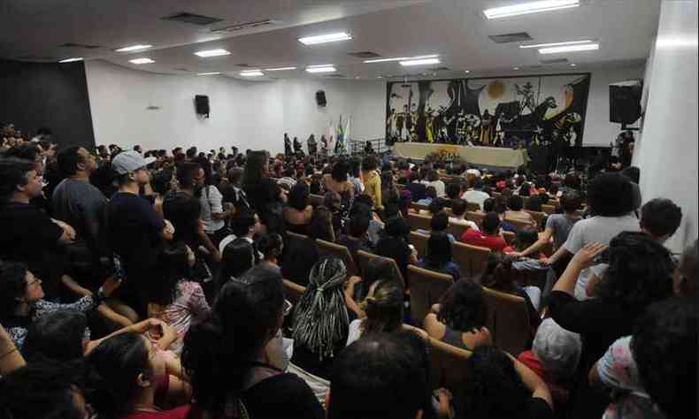Pblico lotou auditrio na Faculdade de Educao da UFMG em palestra de Dilma Rousseff(foto: Tlio Santos/EM/D. A Press)
