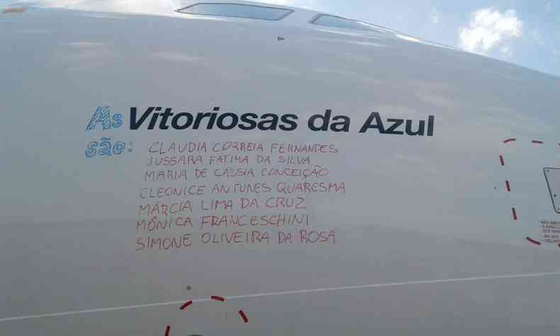 Nomes das funcionrias homenageadas foram escritos na aeronave(foto: Matheus Adler)