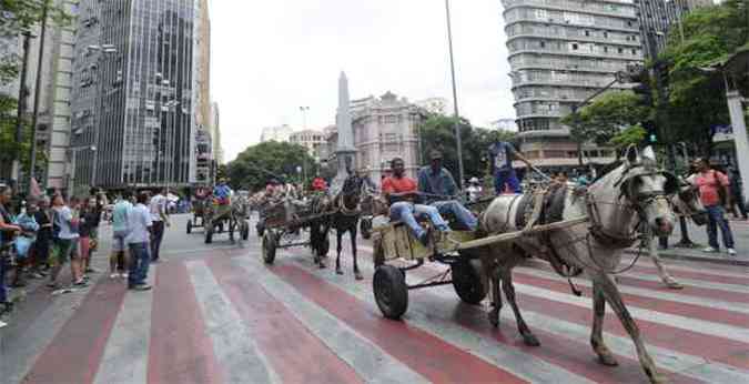 Carroceiros seguiram at a Cmara Municipal passando pelo Centro de BH(foto: Jair Amaral/EM/D.A.Press)