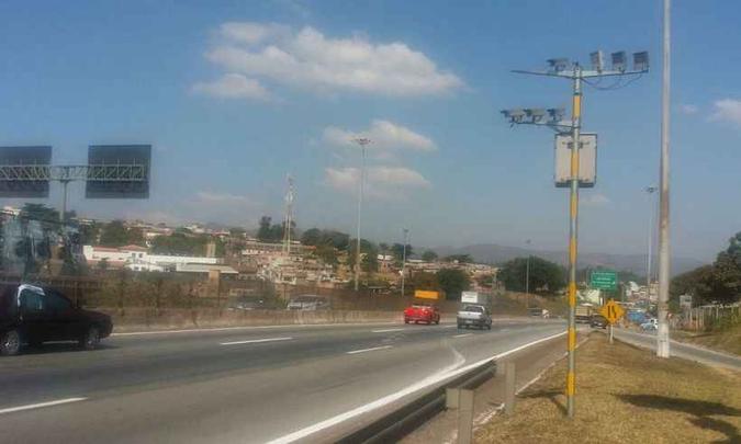 Um dos equipamentos que teve as multas canceladas foi o radar posicionado entre a saída para São Paulo e o viaduto da Avenida Amazonas(foto: Paulo Filgueiras/EM/D.A PRESS) Um dos equipamentos que teve as multas canceladas foi o radar posicionado entre a saída para São Paulo e o viaduto da Avenida Amazonas(foto: Paulo Filgueiras/EM/D.A PRESS)